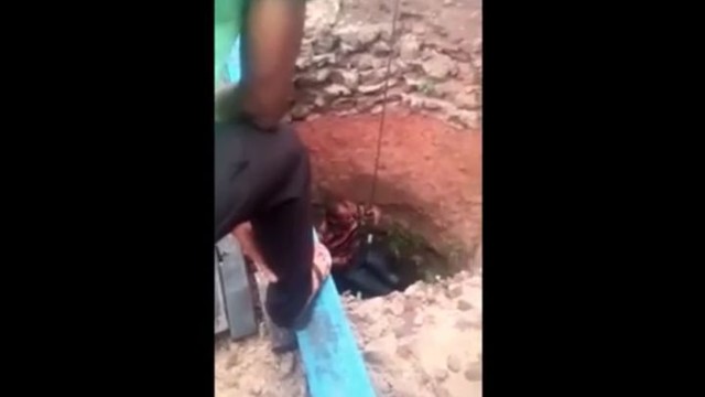 Спасение упавшего в колодец пошло не по плану