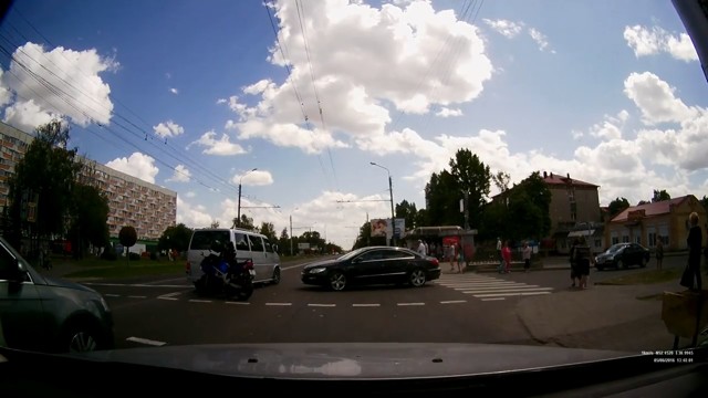 Мотоциклист догнал микроавтобус