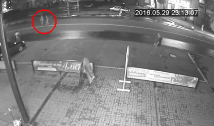 Авария дня. Танцор угодил под колеса автомобиля
