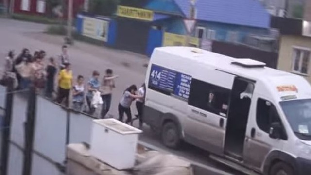 Жительницам Омска пришлось толкать заглохшую маршрутку, чтобы добраться домой