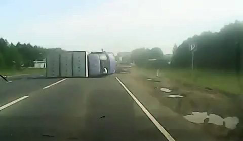 Авария дня. Столкновение ГАЗели и Лады Весты в Чувашии