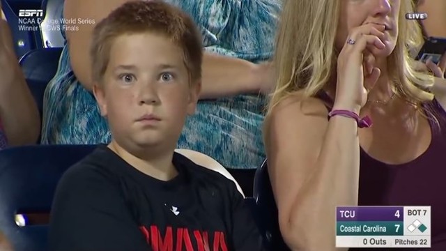 Игривый взгляд этого ребенка стал кульминацией бейсбольного матча