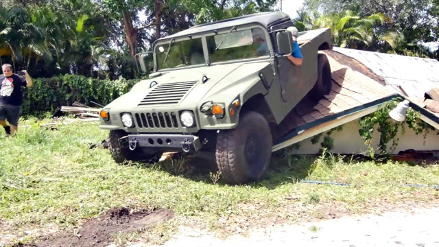 Военный HMMWV - помощник при сносе дома