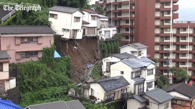Из-за оползня в Нагасаки со склона  упал двухэтажный дом