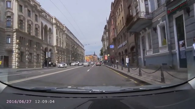 В Санкт-Петербурге охранники перекрыли проспект для проезда частного Rolls-Royce