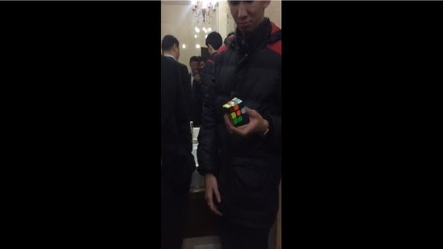 Сборка кубика Рубика одной рукой за считанные секунды