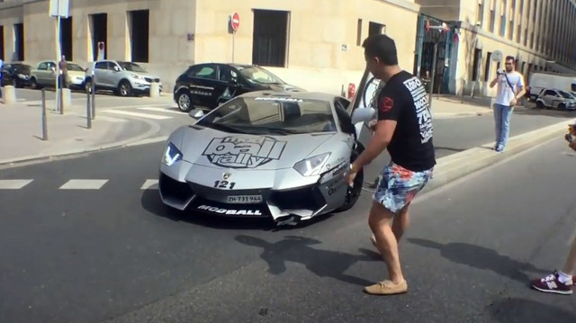 Lamborghini атакует бордюр бампером