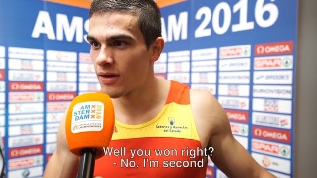 Испанский атлет узнает, что его серебряная медаль только что превратилась в золотую