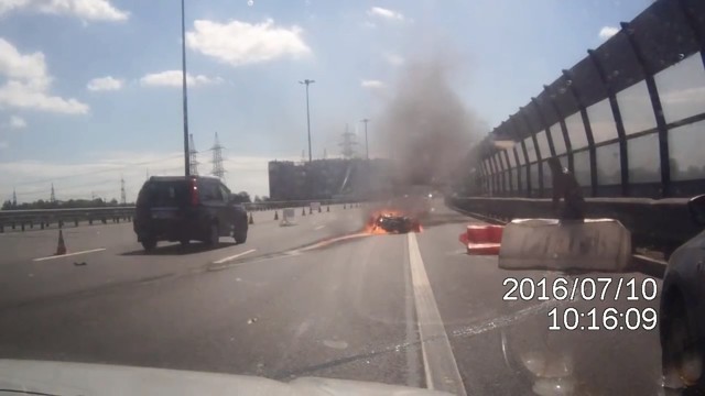 Авария дня. В Петербурге на КАД сгорел мотоцикл