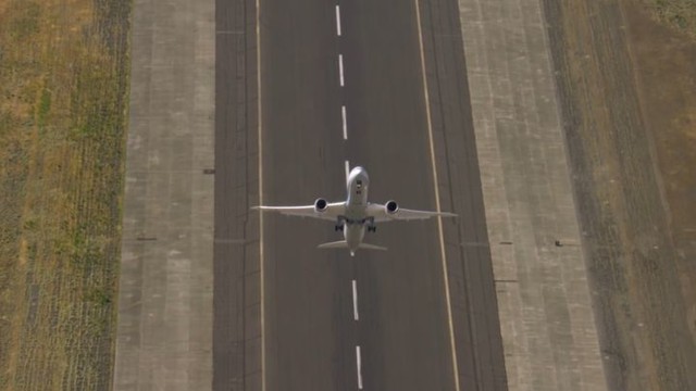 Пассажирский Boeing 787 Dreamliner исполнил вертикальный взлет