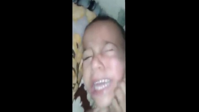 Отец мучает своих детей