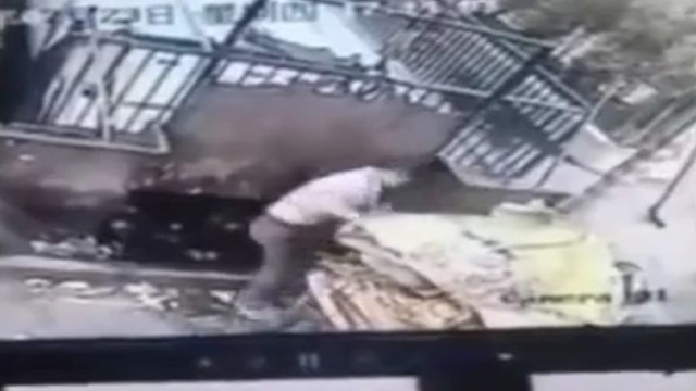 Работник упал в промышленный уплотнитель мусора