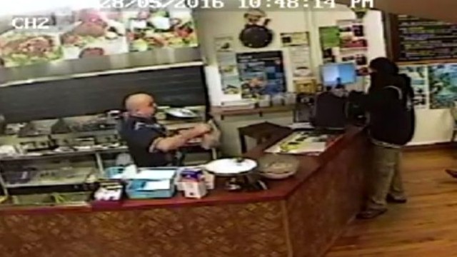 Владелец закусочной доказал, что лучшее средство от ограбления это полный игнор грабителя 