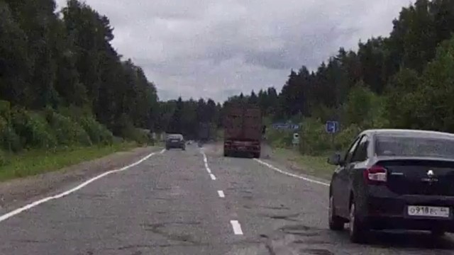 Авария дня. Опасные моменты работы водителя-дальнобойщика