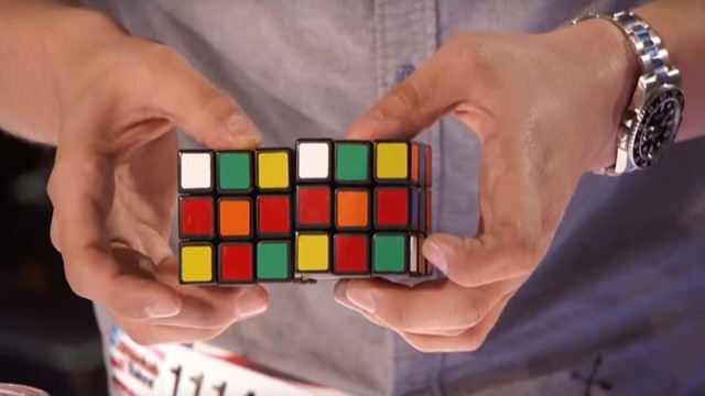 Молодой иллюзионист сразил наповал судей шоу талантов оригинальным трюком с кубиком Рубика