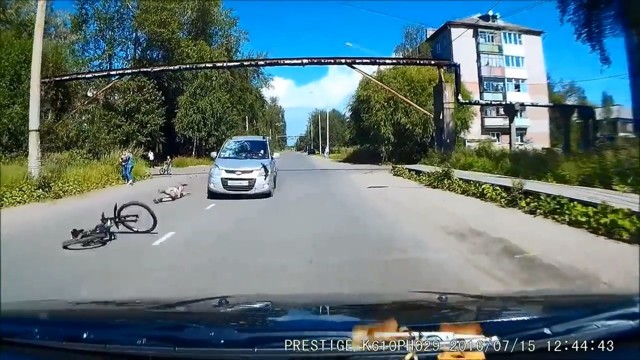 Велосипедист вылетел под автомобиль в Архангельске