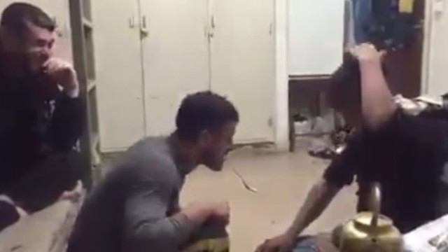 Наши плохому не научат: сирийские солдаты играют в игру "Дай ложкой по голове" 