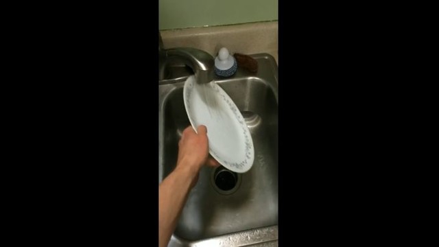 Это видео идеально демонстрирует,  как выглядит мытье посуды, если вы живете с соседями по комнате
