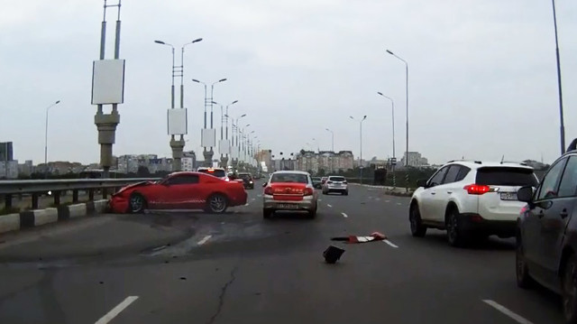 Ford Mustang разбился на метромосту в Омске