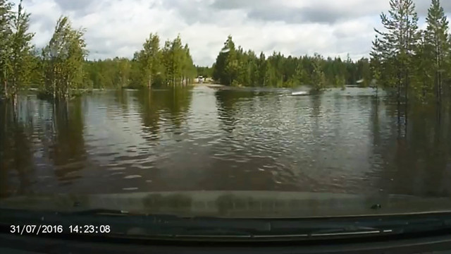 Преодоление затопленной дороги в Карелии