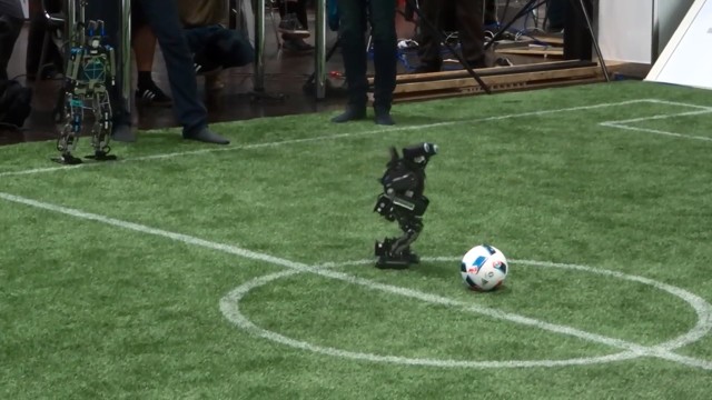 Роботы играют в футбол