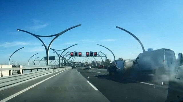 Авария дня. Микроавтобус въехал в стоявшую после ДТП машину