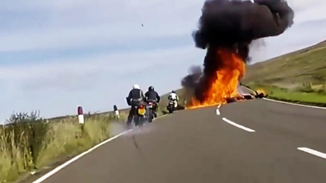 Авария дня. Два мотоциклиста погибли в лобовом столкновении на севере Англии