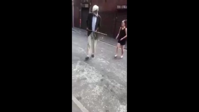 Старый индийский развратник развел проститутку