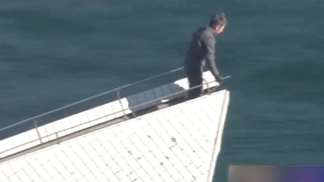 62-летний Джеки Чан забрался на крышу Сиднейского оперного театра 