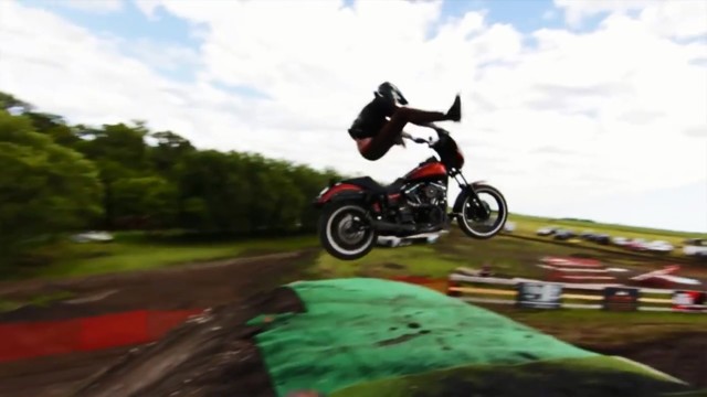 Прыжки на мотоцикле Harley-Davidson