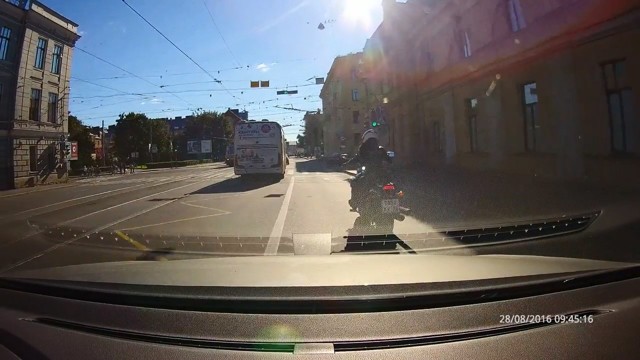 Подбил мотоцикл при повороте