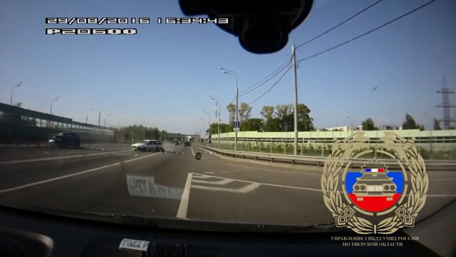 Авария дня. Тягач устроил ДТП и скрылся