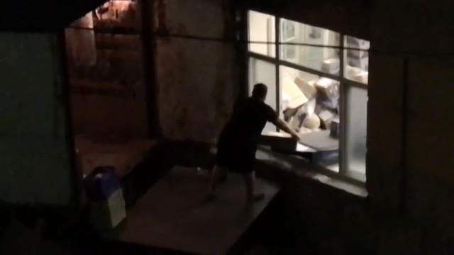 В Ростове работник почты кидал посылки в грузовик