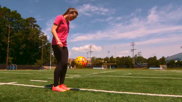 Инди Кови выполняет невероятные трюки с мячом