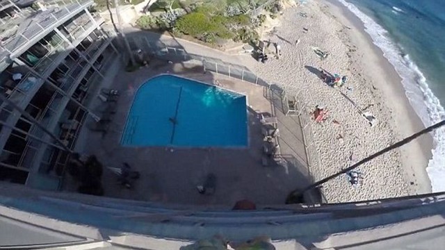 Чудеса безрассудства: безумец прыгнул в бассейн с крыши отеля