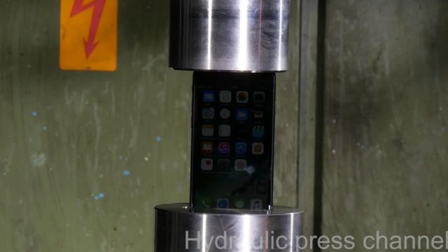 iPhone 7  "протестировали" под гидравлическим прессом