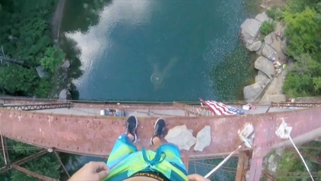 Безумный прыжок с 30-метрового моста