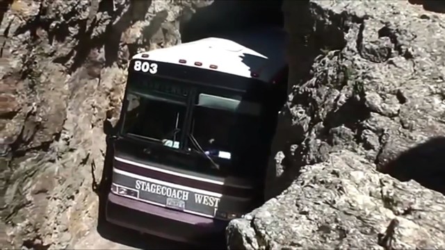 Автобус на узкой горной дороге в Южной Дакоте