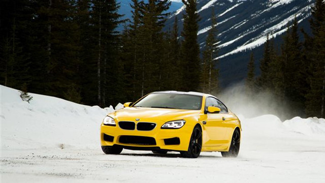 Желтая BMW M6 в канадской тундре