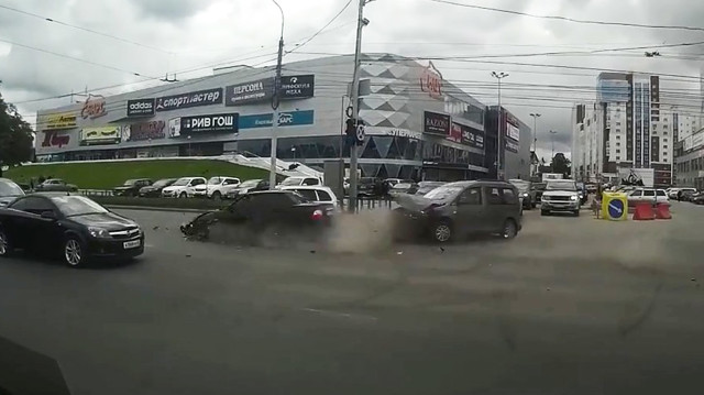 Авария дня. В Рязани по вине водителя Приоры произошло массовое ДТП