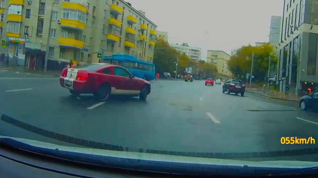 В Москве Ford Mustang врезался в троллейбус