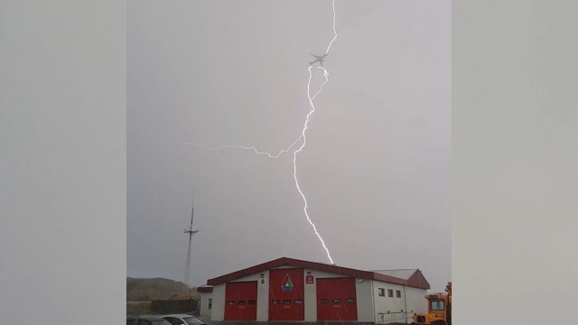 Момент удара молнии в исландский самолет попал на видео