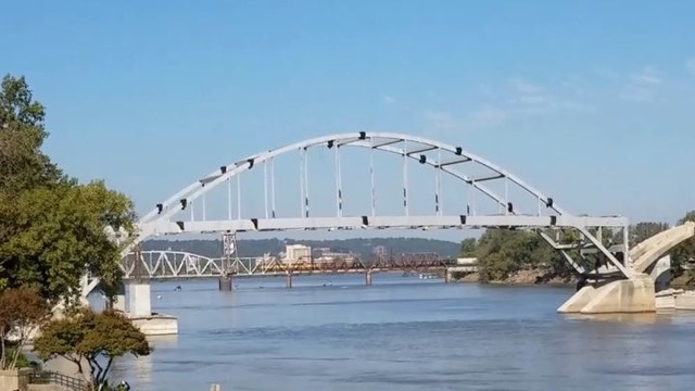 Столетний мост в США не смогли взорвать с первого раза