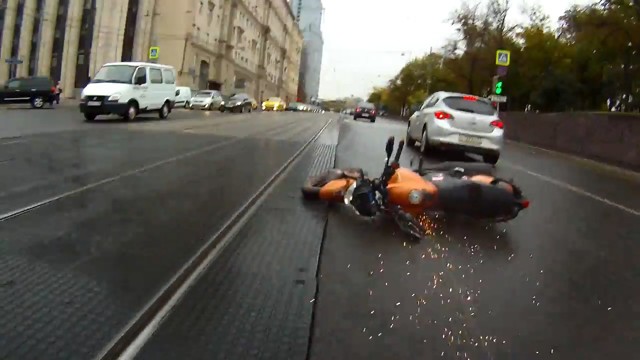 Осеннее мотоскольжение на трамвайных путях