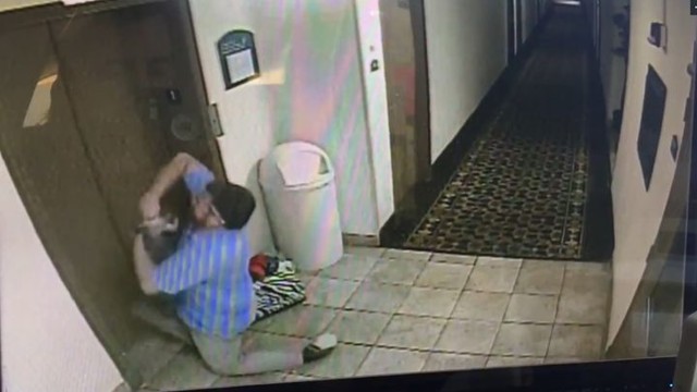 Менеджер отеля спас собаку, которую чуть не задушило поводком, зажатым дверьми лифта