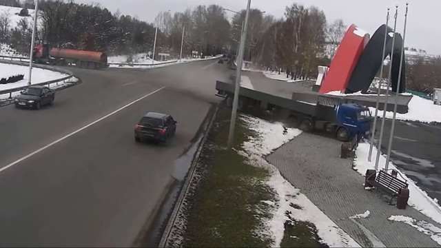  Авария дня. КамАЗ протаранил Nissan в Новокузнецке