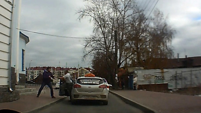 В центре Калуги водитель избил таксиста