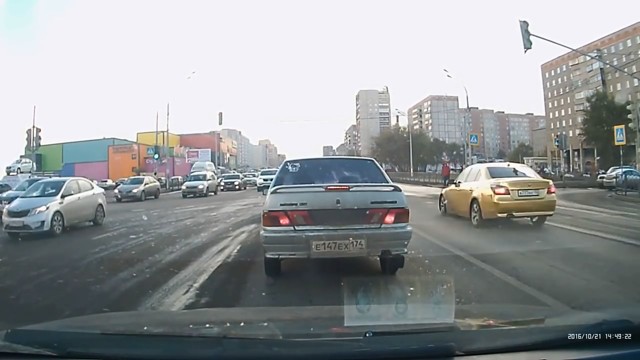 "Золотой" BMW попал в аварию в Магнитогорске