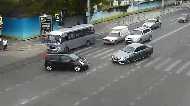 Нежный поцелуй от Мерседеса