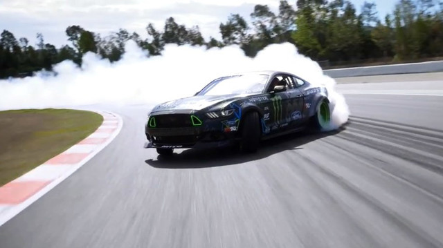 Непрерывное скольжение длиной 1,5 километра на Ford Mustang